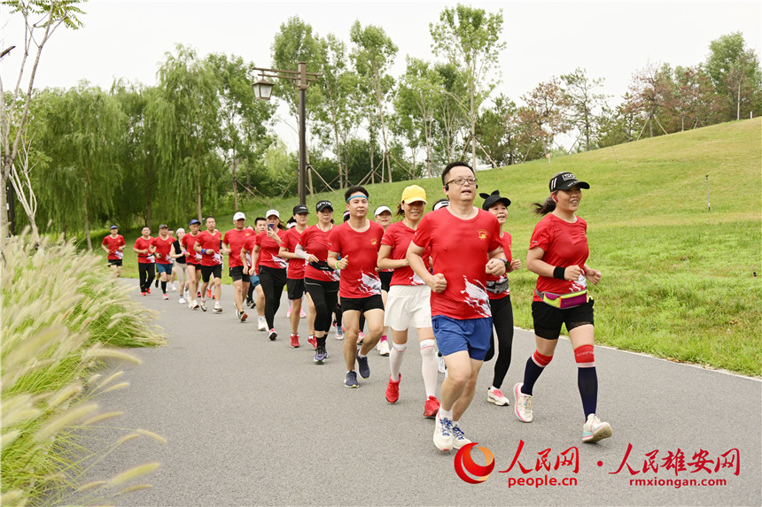 容城群眾在悅容公園晨跑。胡忠攝