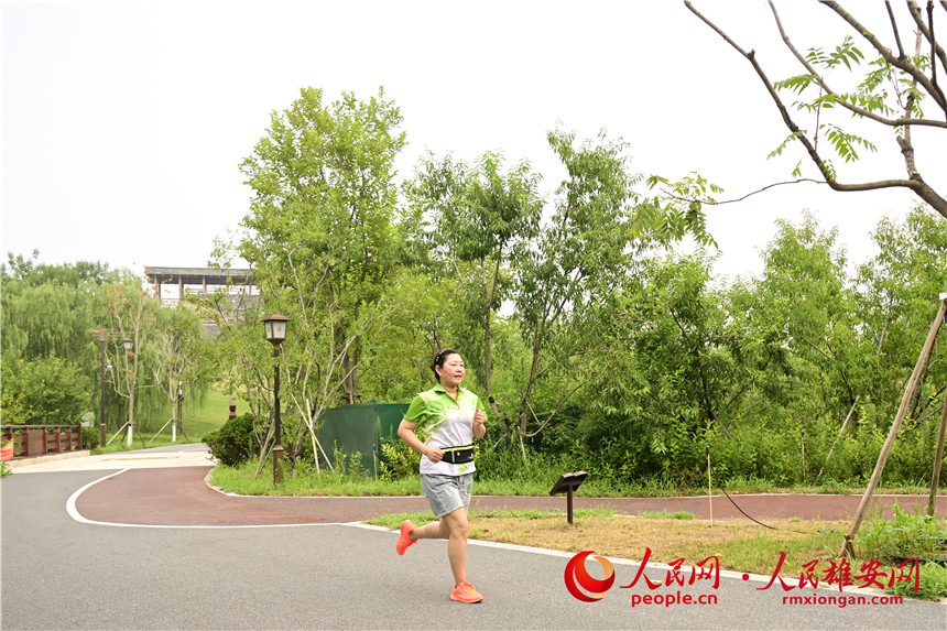 雄安群眾在公園晨跑。胡忠攝