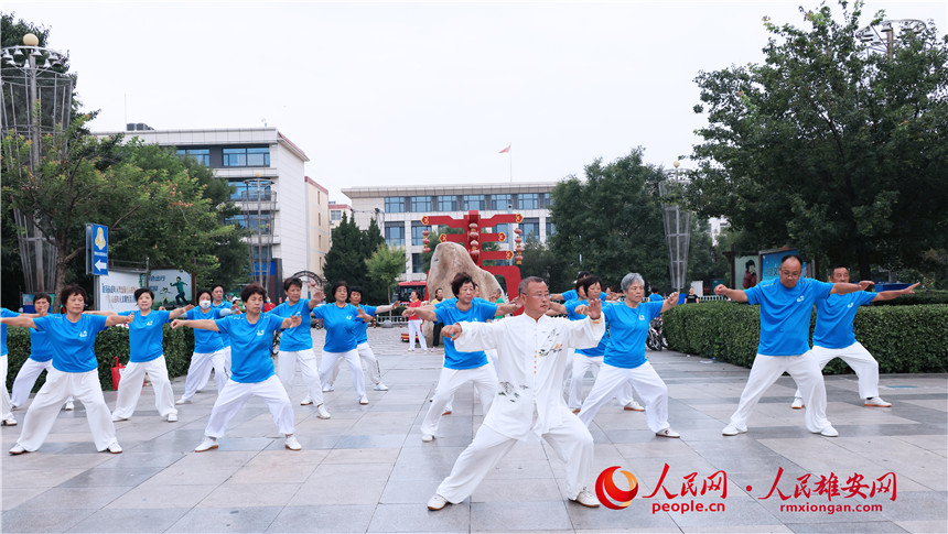 容城群眾在小區(qū)旁廣場(chǎng)打太極拳。齊鑫攝