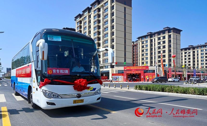 搭載著回遷居民的驗(yàn)房專車。胡忠攝