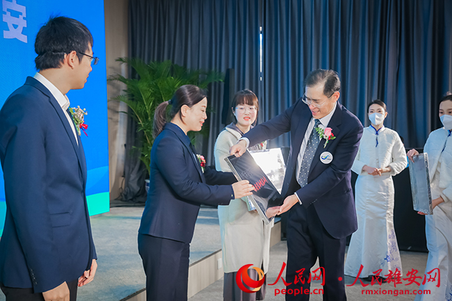 圖為趙豐東為首批“無廢細(xì)胞”創(chuàng)建示范單位獲得者授牌。雄安新區(qū)生態(tài)環(huán)境局供圖