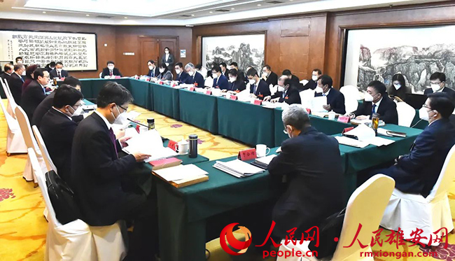 雄安新區(qū)代表團(tuán)審議省人大常委會(huì)和省法院省檢察院工作報(bào)告。劉向陽(yáng)攝