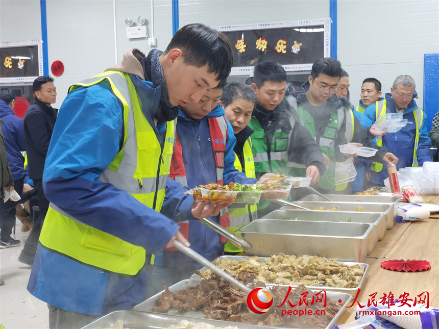 圖為建設(shè)者們歡聚一堂喜迎新春。中建三局集團北京有限公司供圖