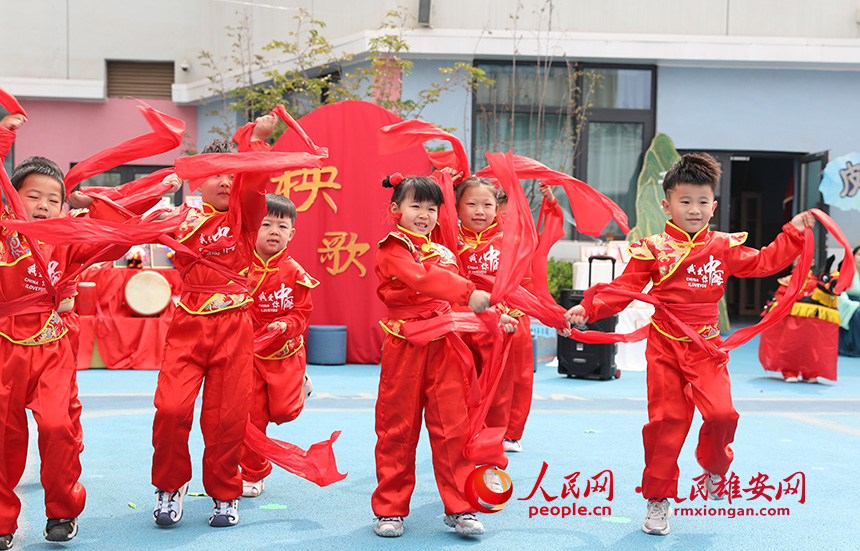 5月31日，雄安容和樂安幼兒園舉辦傳統(tǒng)文化游園活動?；顒友埩诵郯伯?shù)胤沁z文化傳承人走進幼兒園，與孩子和家長交流互動。通過現(xiàn)場接觸非遺項目，讓孩子們零距離認識非遺、熟悉非遺，感受非遺之美。人民網 李兆民攝