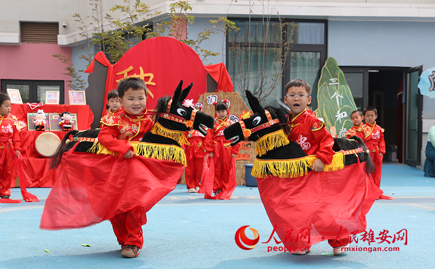 5月31日，雄安容和樂安幼兒園舉辦傳統(tǒng)文化游園活動(dòng)?；顒?dòng)邀請(qǐng)了雄安當(dāng)?shù)胤沁z文化傳承人走進(jìn)幼兒園，與孩子和家長(zhǎng)交流互動(dòng)。通過現(xiàn)場(chǎng)接觸非遺項(xiàng)目，讓孩子們零距離認(rèn)識(shí)非遺、熟悉非遺，感受非遺之美。人民網(wǎng) 李兆民攝