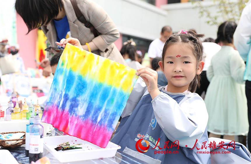 5月31日，雄安容和樂安幼兒園舉辦傳統(tǒng)文化游園活動。活動邀請了雄安當(dāng)?shù)胤沁z文化傳承人走進幼兒園，與孩子和家長交流互動。通過現(xiàn)場接觸非遺項目，讓孩子們零距離認(rèn)識非遺、熟悉非遺，感受非遺之美。人民網(wǎng) 李兆民攝