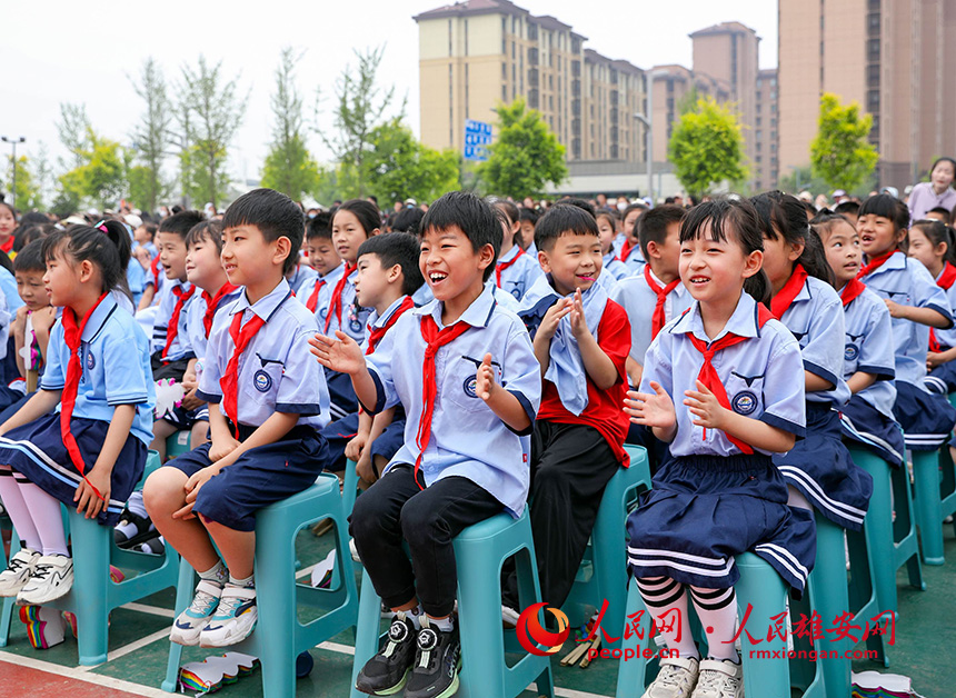 5月31日，雄安容和樂(lè)民小學(xué)“六一”兒童節(jié)文藝匯演現(xiàn)場(chǎng)，精彩的演出引來(lái)同學(xué)們的掌聲。人民網(wǎng)記者 宋燁文攝