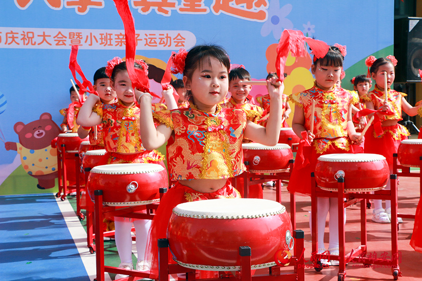 雄安容西興學(xué)幼兒園舉辦“共建兒童友好，共享童真童趣”親子運動會，讓小朋友在參與中體驗合作與成長的快樂。雄安容西興學(xué)幼兒園供圖