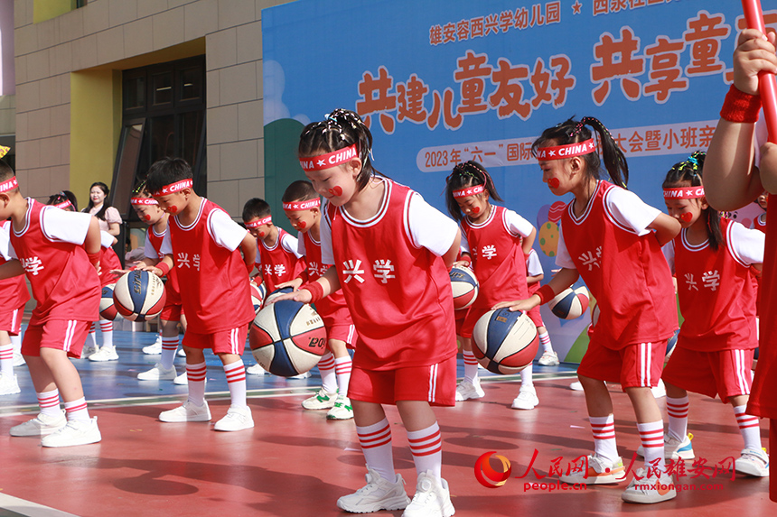 雄安容西興學幼兒園舉辦“共建兒童友好，共享童真童趣”親子運動會，讓小朋友在參與中體驗合作與成長的快樂。雄安容西興學幼兒園供圖