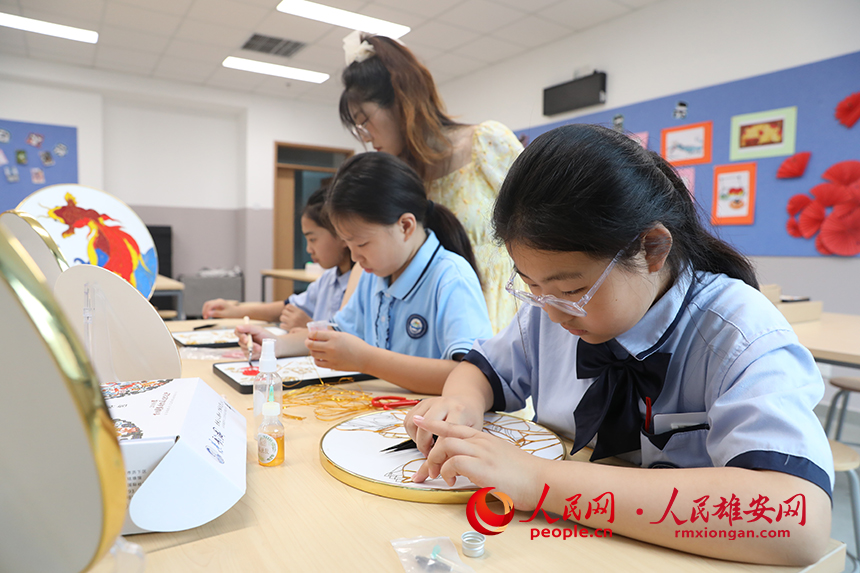 暑假期間，雄安容和樂民小學(xué)老師指導(dǎo)學(xué)生制作中國傳統(tǒng)工藝品——掐絲琺瑯畫，體驗(yàn)非遺藝術(shù)的制作流程。人民網(wǎng) 李兆民攝 (2)