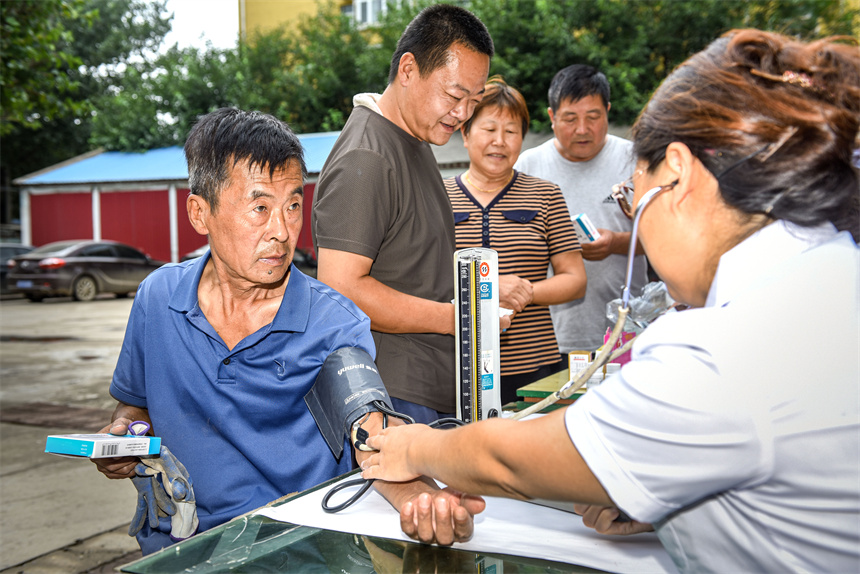 2023年8月27日，涿州市碼頭中心衛(wèi)生院巡回醫(yī)療隊(duì)，在為向三村民體檢身體并免費(fèi)發(fā)放常規(guī)藥。劉永興 攝 (2)