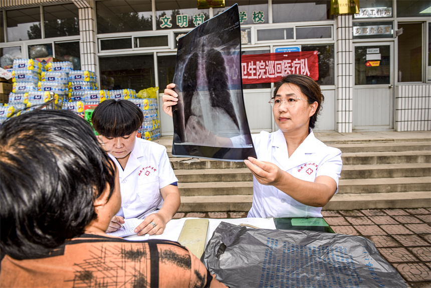 2023年8月27日，涿州市碼頭中心衛(wèi)生院巡回醫(yī)療隊(duì)，在為向三村民體檢身體并免費(fèi)發(fā)放常規(guī)藥。劉永興 攝