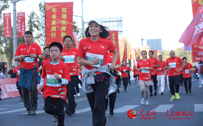 2023雄安馬拉松比賽現(xiàn)場(chǎng)。人民網(wǎng)記者 李兆民攝