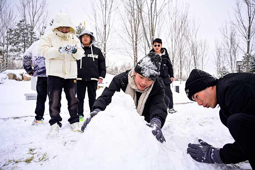 市民來到公園，堆起雪人，享受雪后的樂趣。胡忠攝