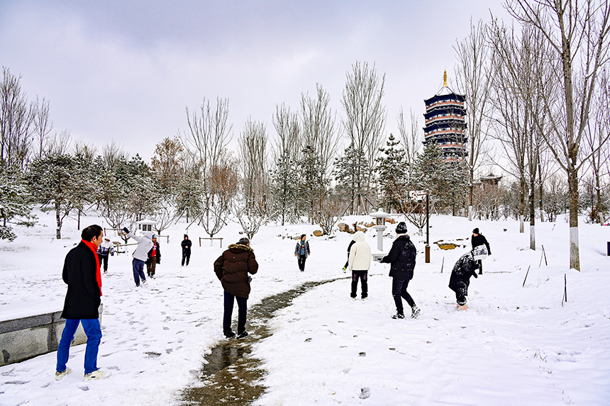 市民在雪中嬉戲。胡忠攝