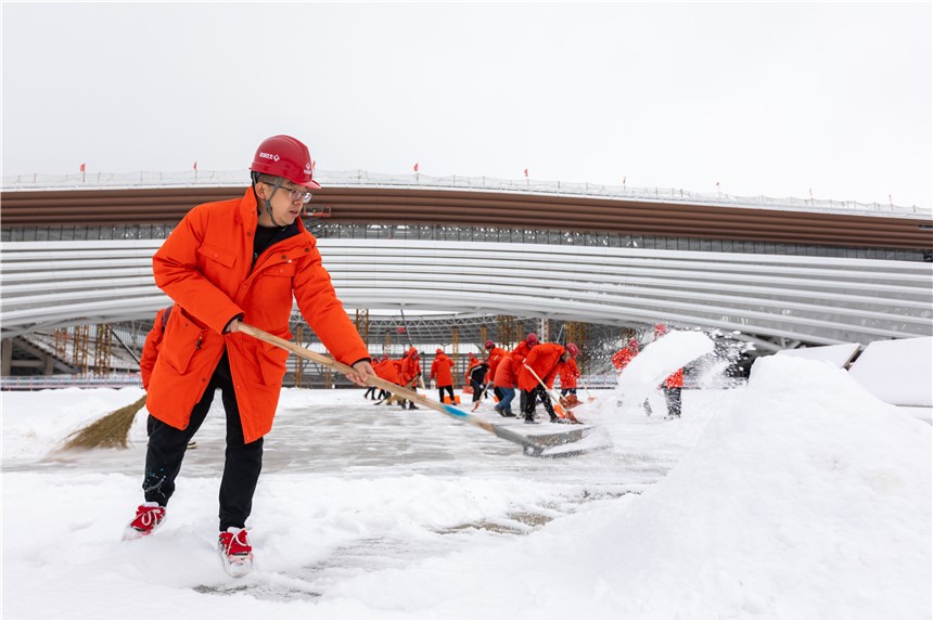 雄安體育中心項(xiàng)目組織建設(shè)者開(kāi)展清雪除冰工作。北京城建供圖