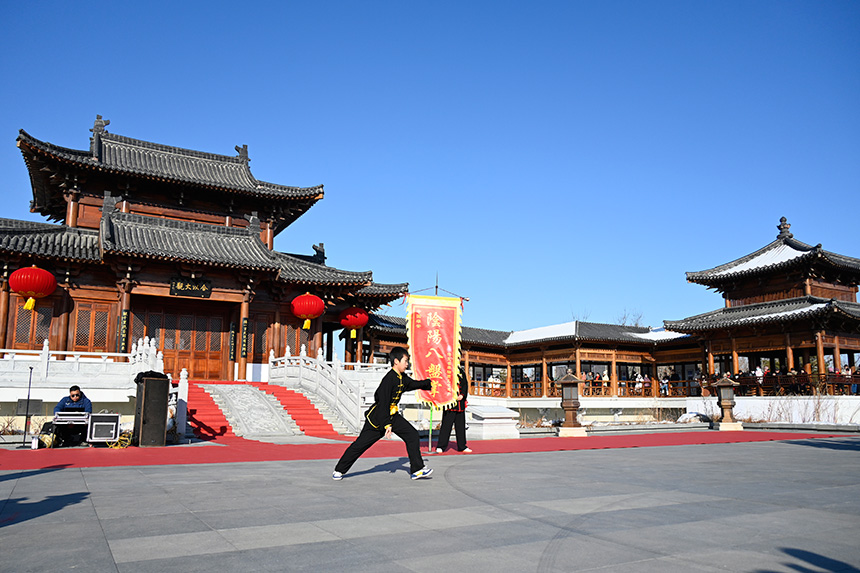 “雄安歲節(jié)，國(guó)風(fēng)悅?cè)荨睗h服園游會(huì)活動(dòng)的武術(shù)表演。胡忠攝