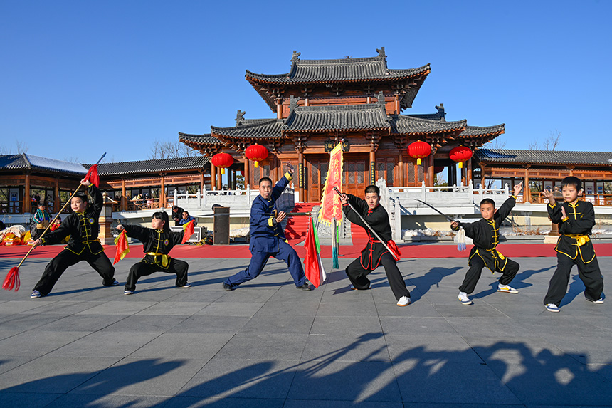 “雄安歲節(jié)，國(guó)風(fēng)悅?cè)荨睗h服園游會(huì)活動(dòng)的武術(shù)表演。胡忠攝