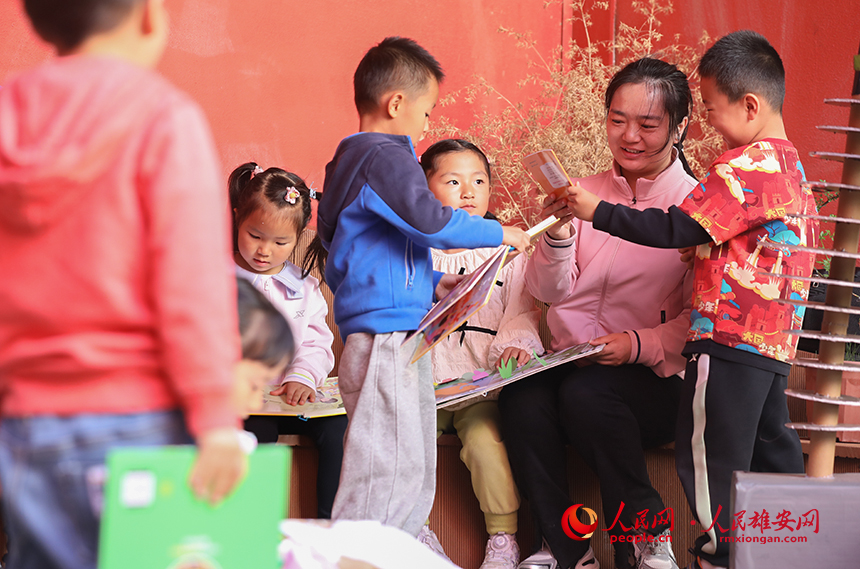 4月23日，雄安北海幼兒園師幼合作在幼兒園白洋淀微景觀進(jìn)行布置，開(kāi)展荷塘趣味讀書活動(dòng)。人民網(wǎng)記者 李兆民攝