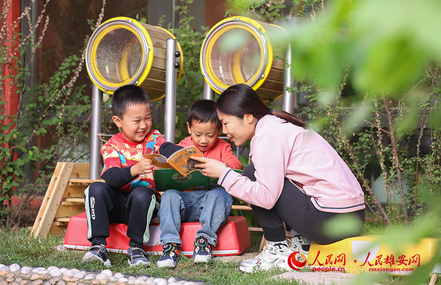 4月23日，雄安北海幼兒園師幼合作在幼兒園白洋淀微景觀進行布置，開展荷塘趣味讀書活動。人民網(wǎng)記者 李兆民攝