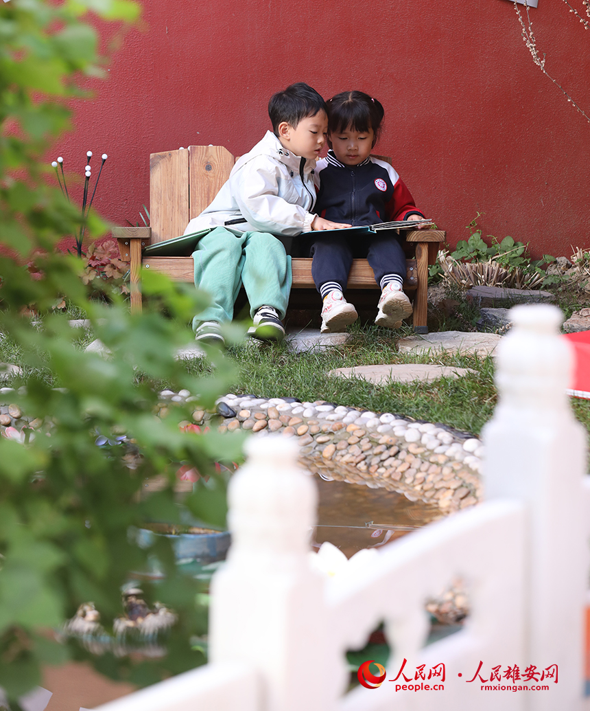 4月23日，雄安北海幼兒園師幼合作在幼兒園白洋淀微景觀進(jìn)行布置，開(kāi)展荷塘趣味讀書(shū)活動(dòng)。人民網(wǎng)記者 李兆民攝