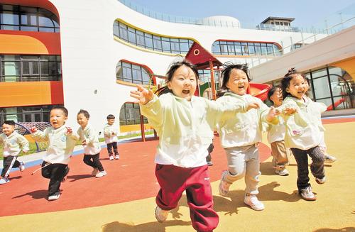 近日，雄安容和羅河幼兒園“小禾班”的孩子們進行晨間體能大循環(huán)游戲。河北日報記者 劉光昱攝