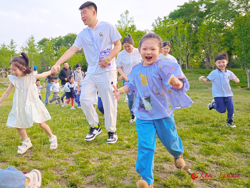 雄安容和容德幼兒園孩子們開始“貓鼠大戰(zhàn)”前的熱身運動。人民網(wǎng)記者 李兆民攝