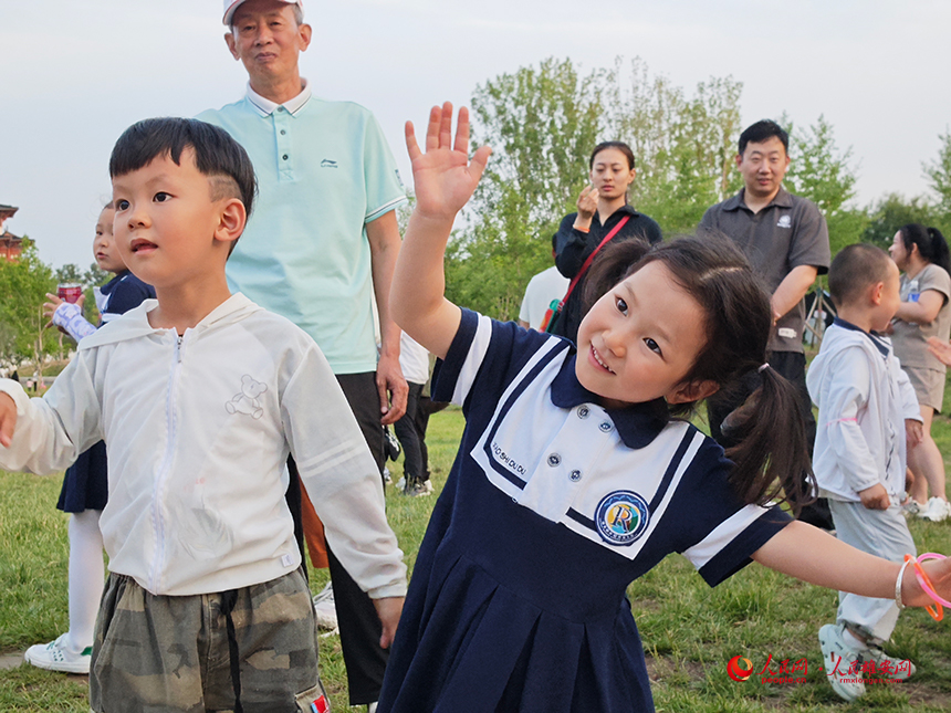 雄安容和容德幼兒園孩子們開始“貓鼠大戰(zhàn)”前的熱身運(yùn)動(dòng)。人民網(wǎng)記者 李兆民攝