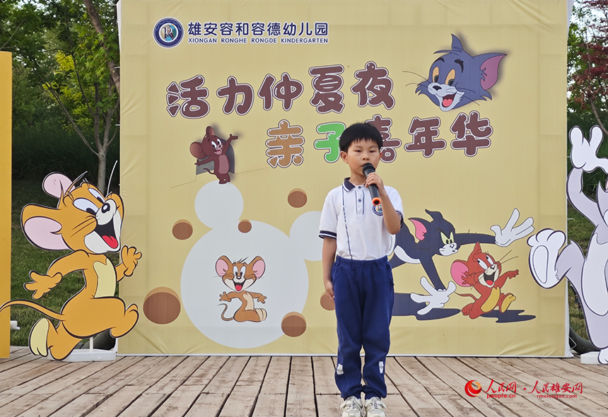 幼兒園學(xué)生代表為孩子們送上節(jié)日的祝福。人民網(wǎng)記者 李兆民攝