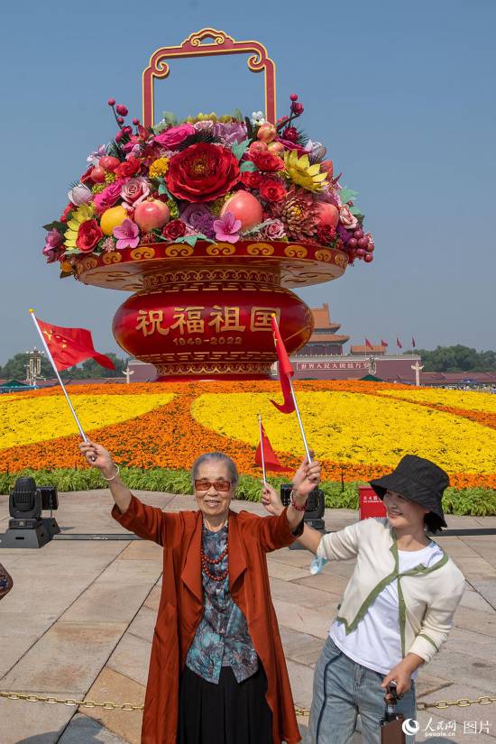 “祝福祖國”巨型花果籃亮相天安門廣場。人民網(wǎng)記者 翁奇羽攝 