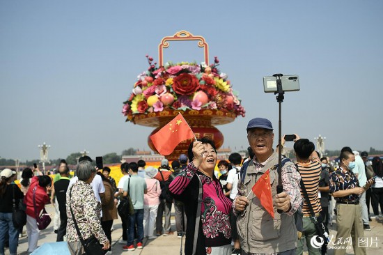 “祝福祖國”巨型花果籃亮相天安門廣場(chǎng)。人民網(wǎng)記者 于凱攝